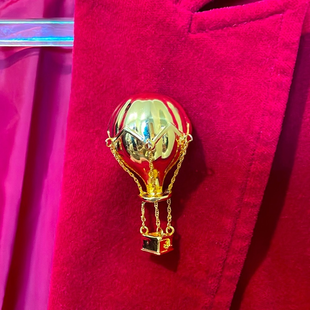 Gold Tone Hot Air Balloon Pin Complete With Moving Basket